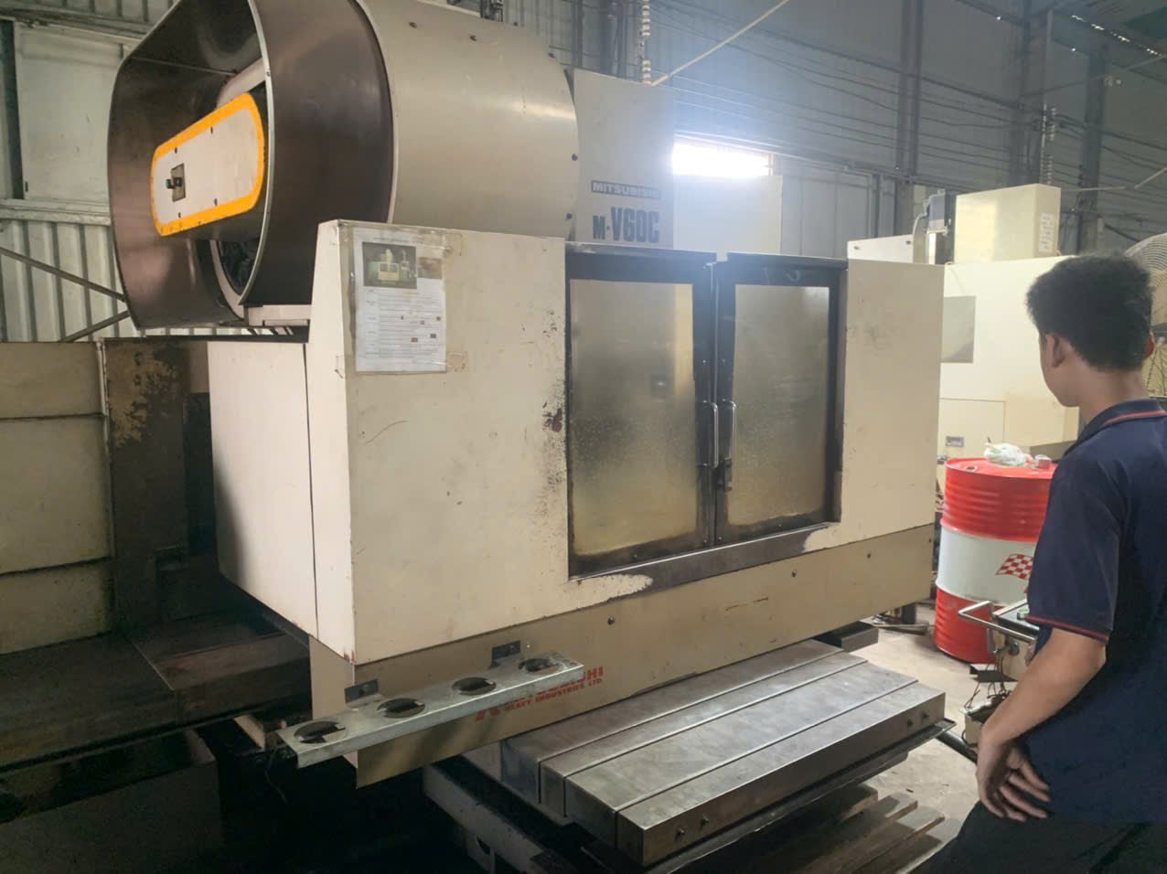 Vertical machining center machine.jpg